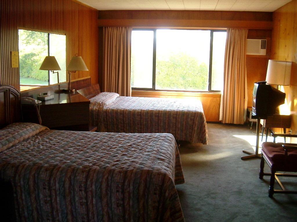 كويسنيل Airport Inn المظهر الخارجي الصورة