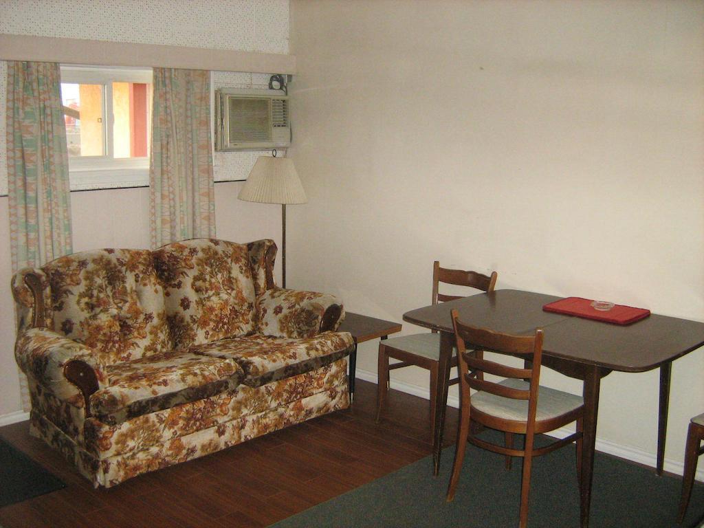 كويسنيل Airport Inn الغرفة الصورة