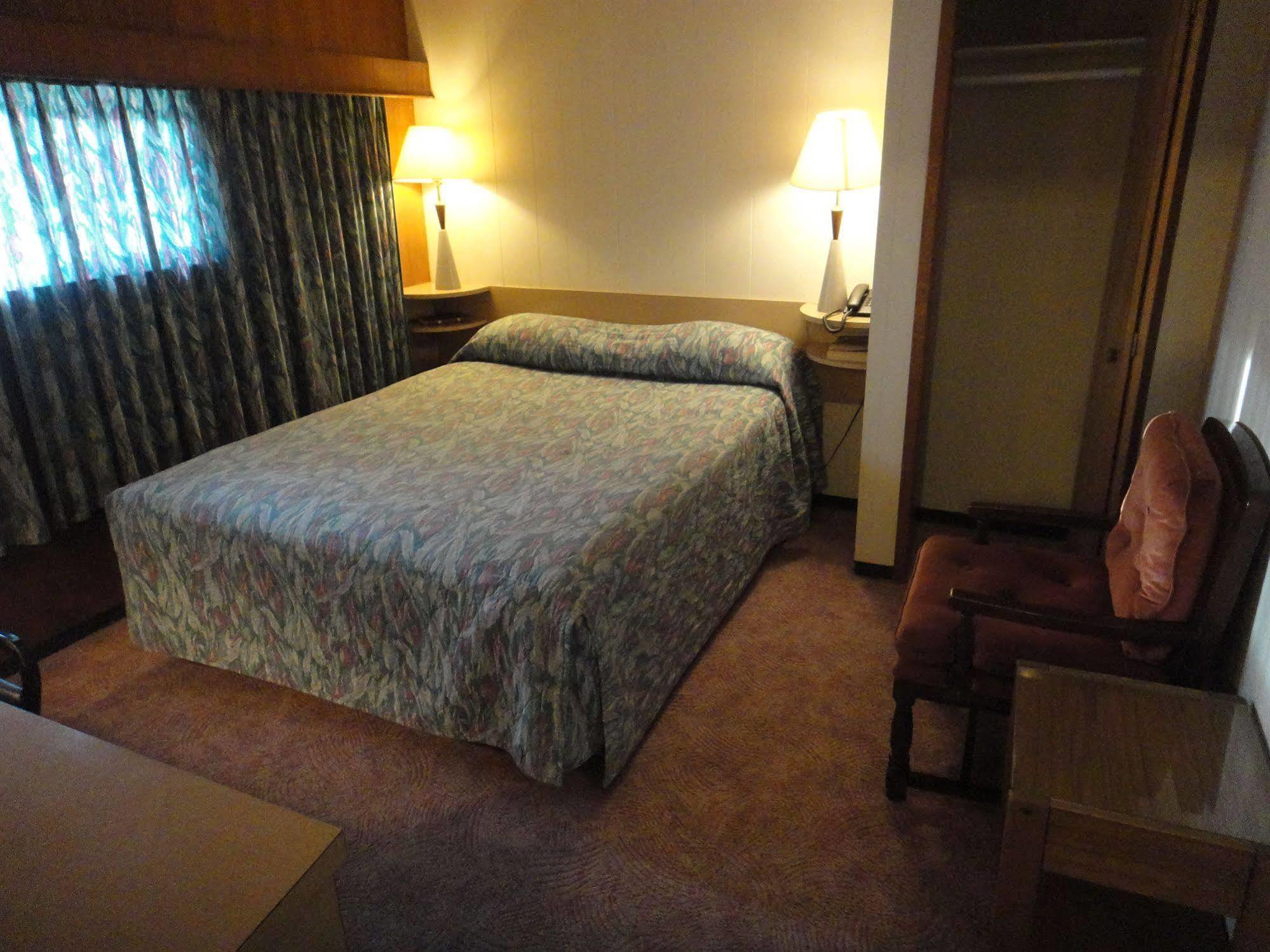 كويسنيل Airport Inn المظهر الخارجي الصورة